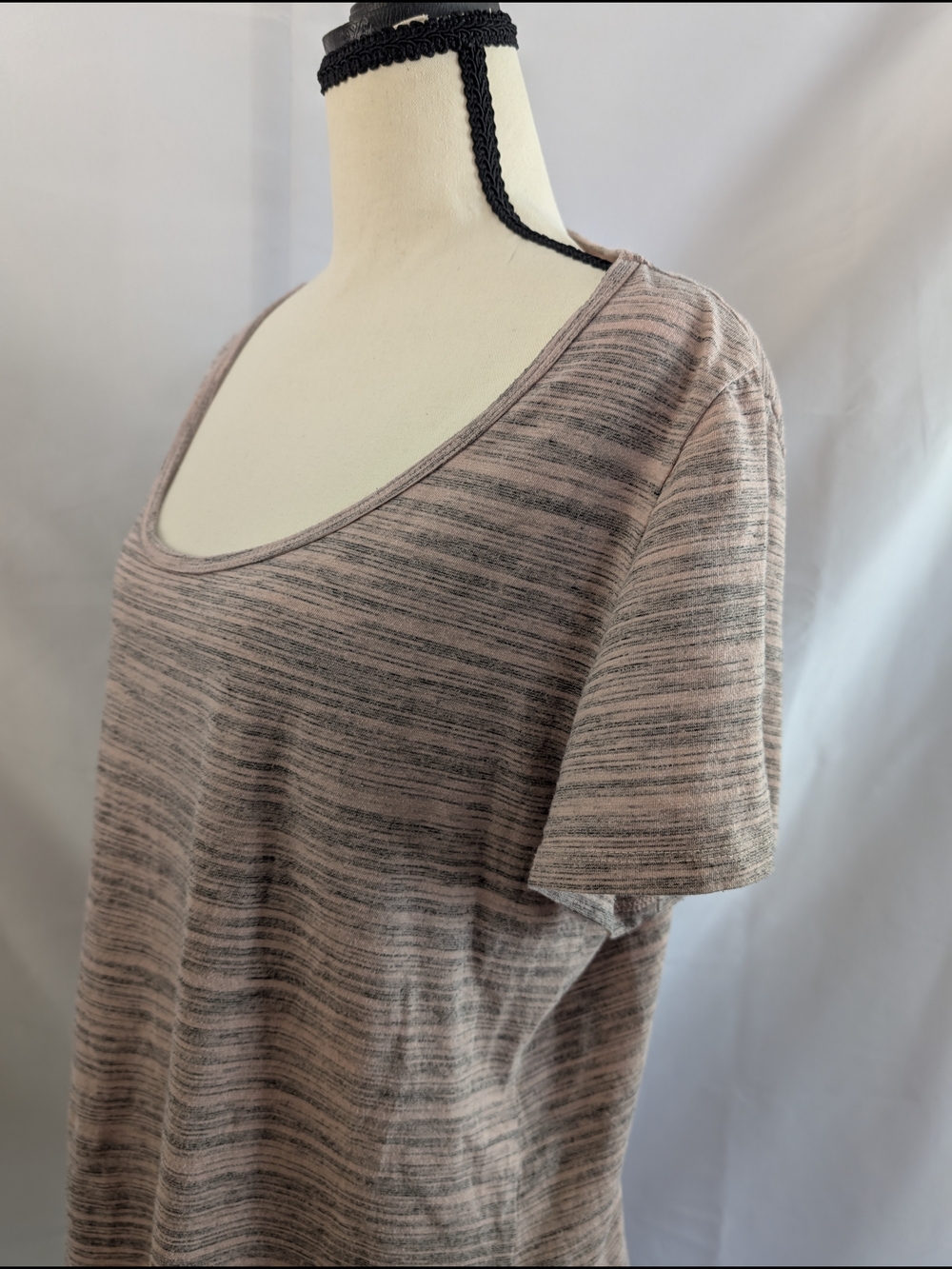 Lularoe Classic Tee Relaxed Scoop Neck Short Sleeve Tee in Blush Heather Size 1X - Picture 3 of 13